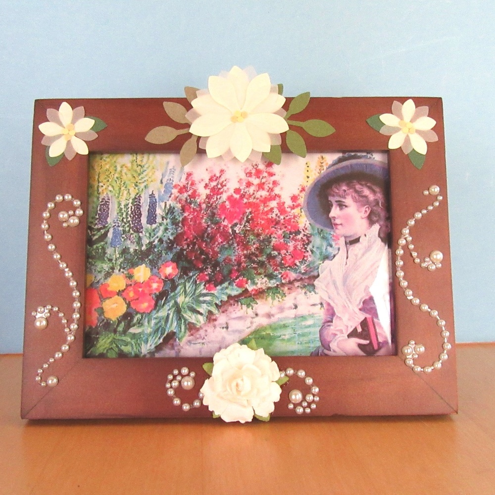 Brown wood picture frame vintage flowers & pearls 3 1/2" x 5" photo